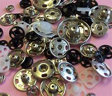 Snap fastening machine