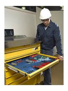 Snap fastening machine